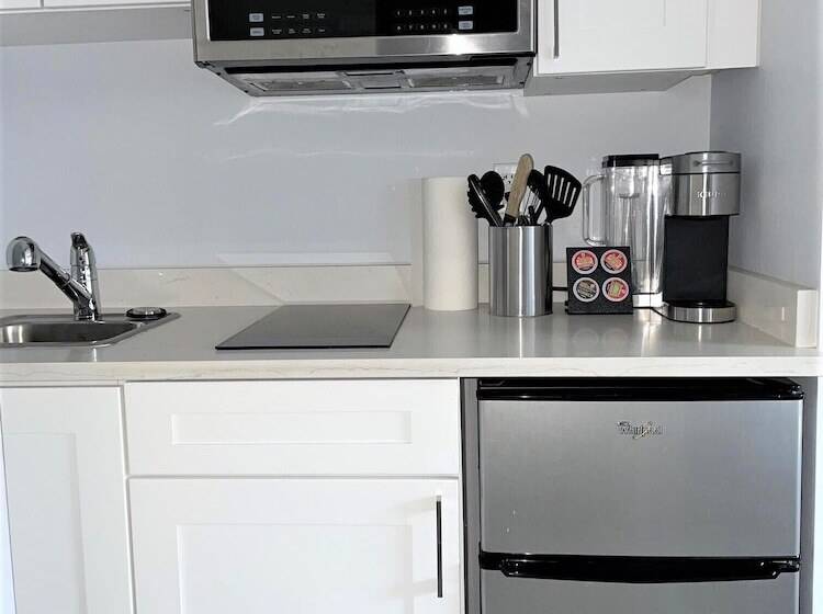 酒店 Super 8 By Wyndham Lake Country/winfield Area