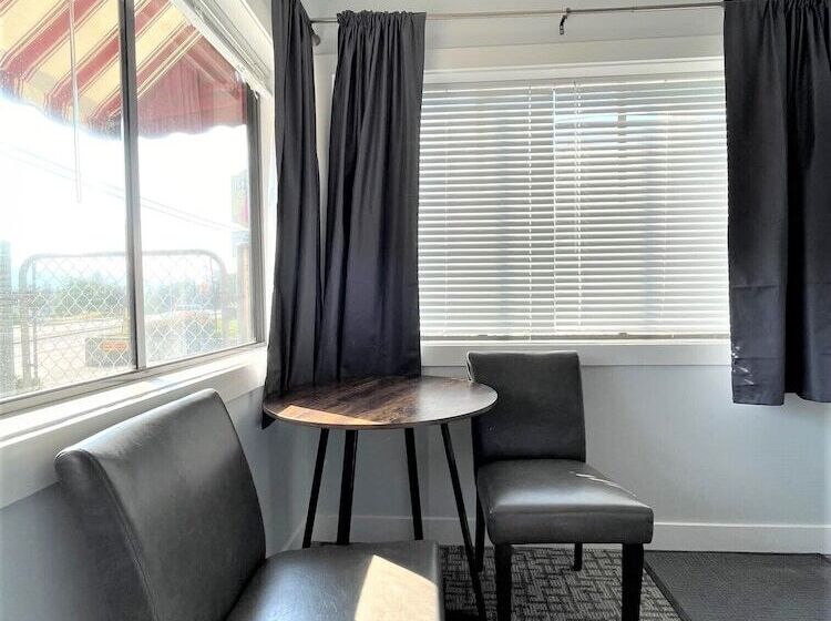 酒店 Super 8 By Wyndham Lake Country/winfield Area