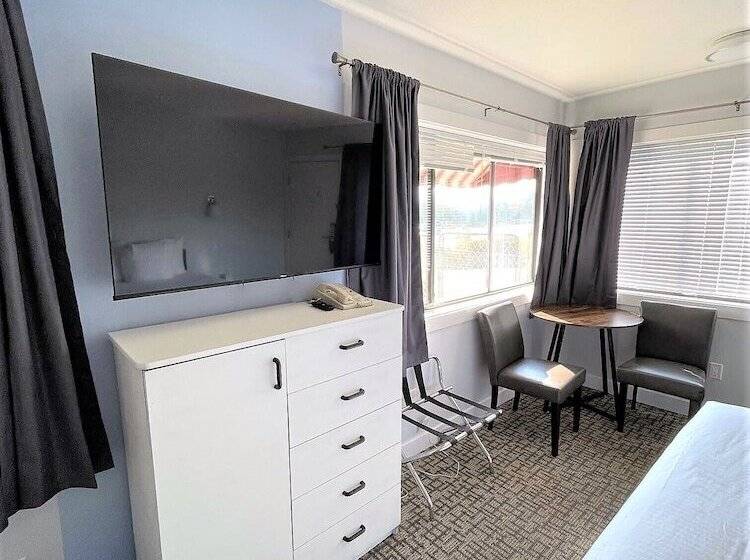 酒店 Super 8 By Wyndham Lake Country/winfield Area