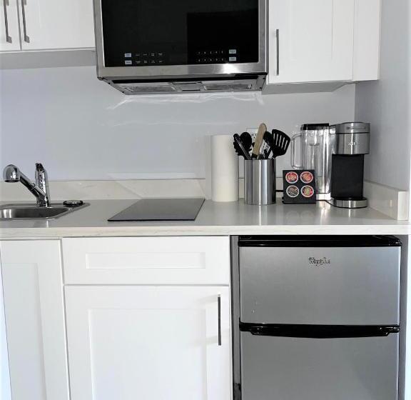 酒店 Super 8 By Wyndham Lake Country/winfield Area