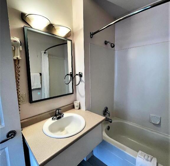 酒店 Super 8 By Wyndham Lake Country/winfield Area