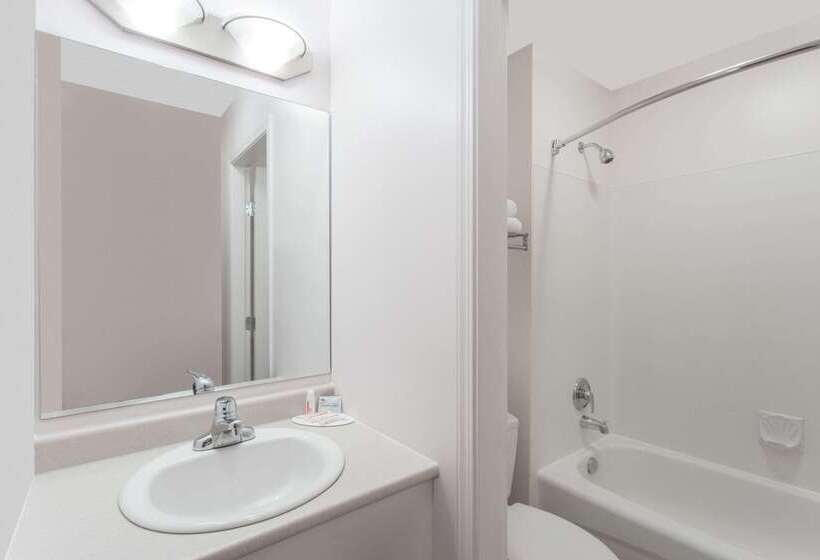 酒店 Super 8 By Wyndham Lake Country/winfield Area