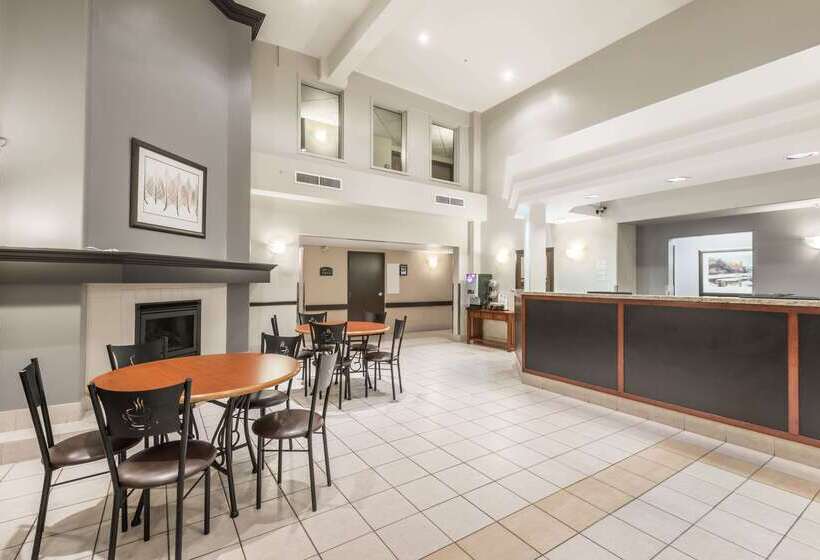 هتل Super 8 By Wyndham Sainte Agathe Des Monts