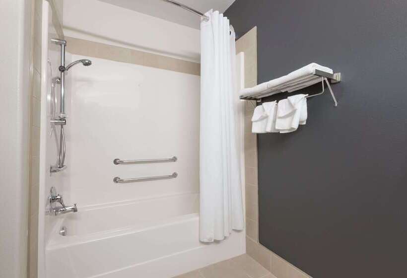 فندق Super 8 By Wyndham Troisrivieres