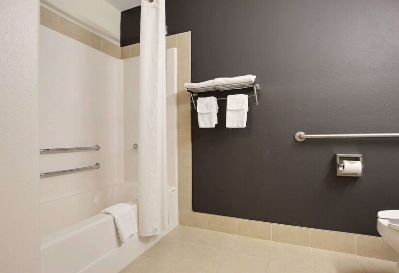 فندق Super 8 By Wyndham Troisrivieres