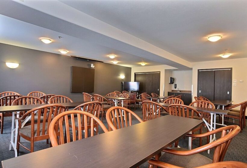 فندق Super 8 By Wyndham Troisrivieres