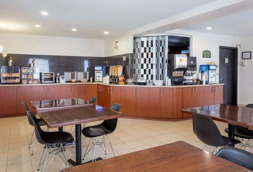 فندق Super 8 By Wyndham Troisrivieres