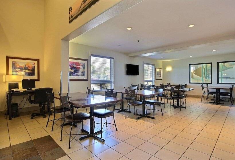 فندق Super 8 By Wyndham Troisrivieres