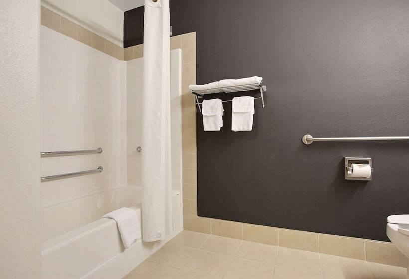 فندق Super 8 By Wyndham Troisrivieres