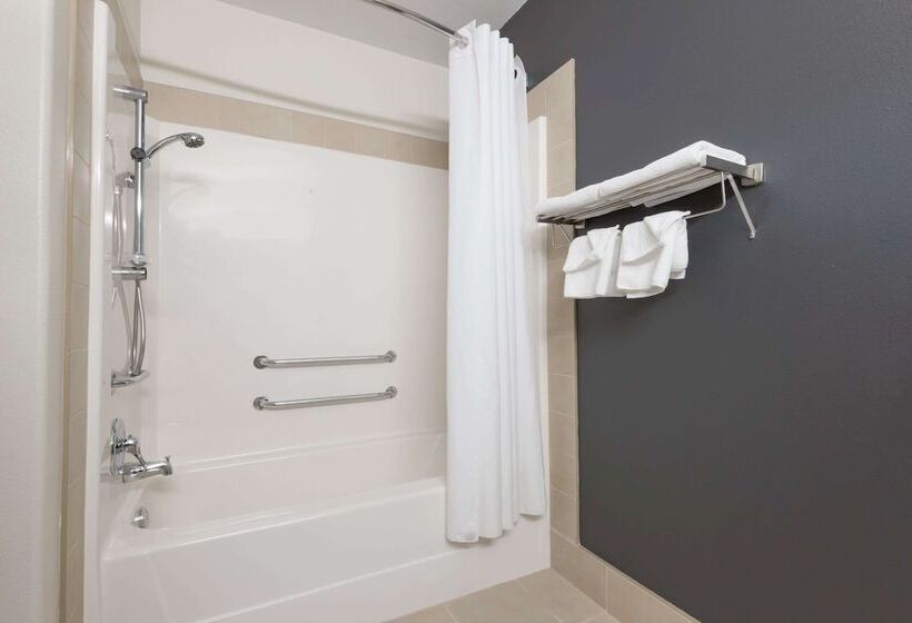 فندق Super 8 By Wyndham Troisrivieres