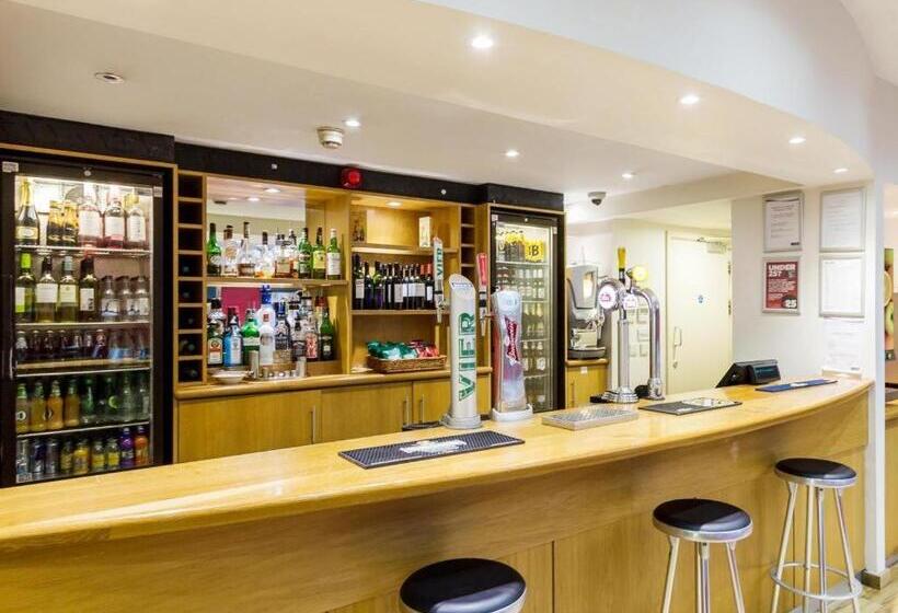 בית מלון כפרי Travelodge Guildford