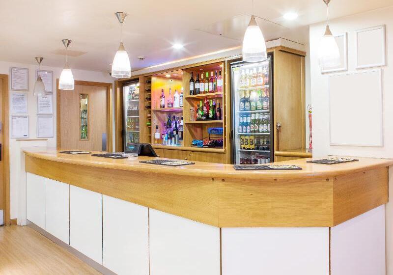 ホテル Travelodge London Feltham