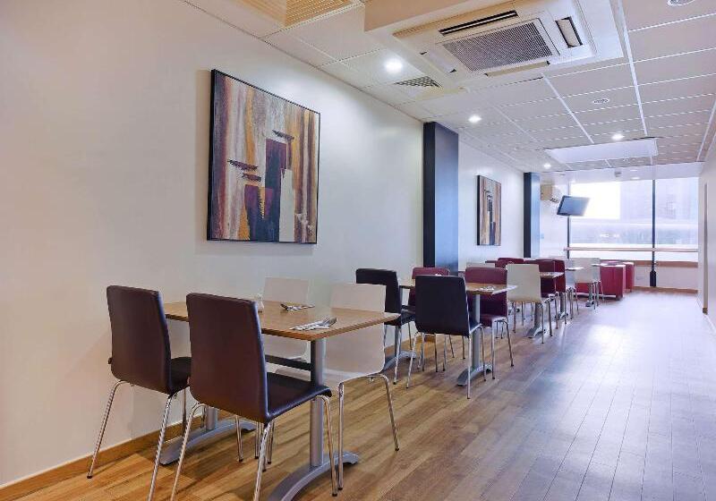 ホテル Travelodge London Feltham