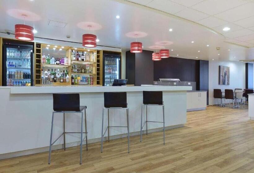 ホテル Travelodge London Feltham