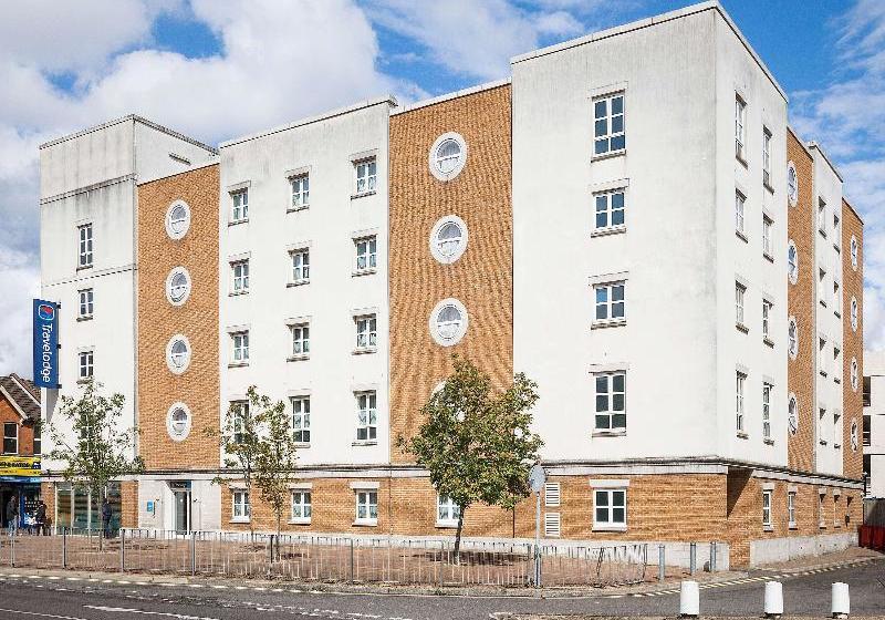 Отель Travelodge Watford Central