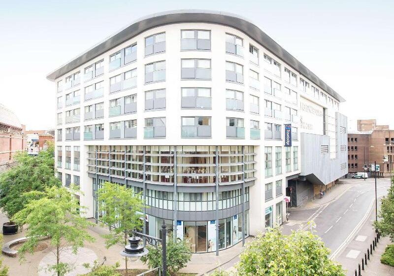 Отель Travelodge Windsor Central