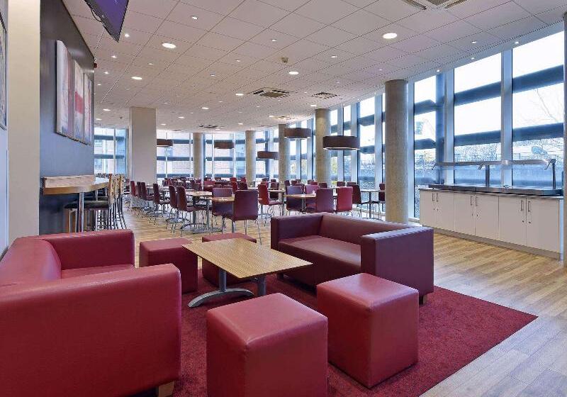 Отель Travelodge Windsor Central