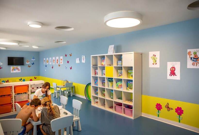 בית מלון כפרי Valamar Bellevue Resort