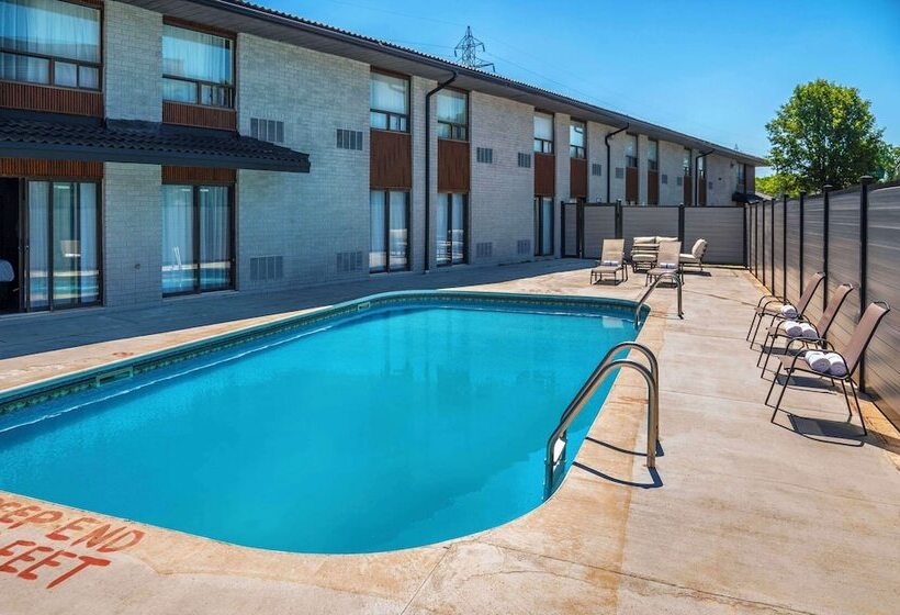 فندق على الطريق Quality Inn