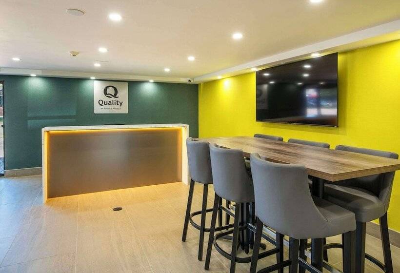 فندق على الطريق Quality Inn