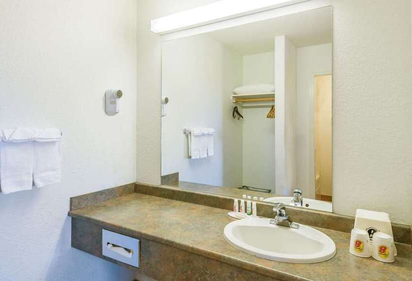 فندق على الطريق Super 8 By Wyndham 100 Mile House