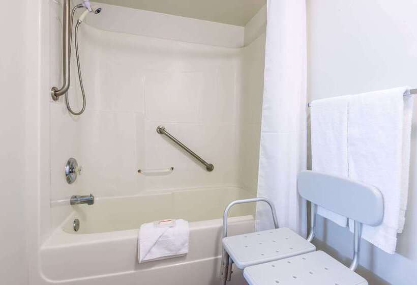 فندق على الطريق Super 8 By Wyndham 100 Mile House