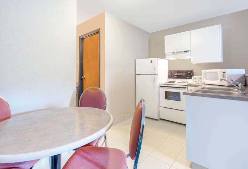 モーテル Super 8 By Wyndham Golden