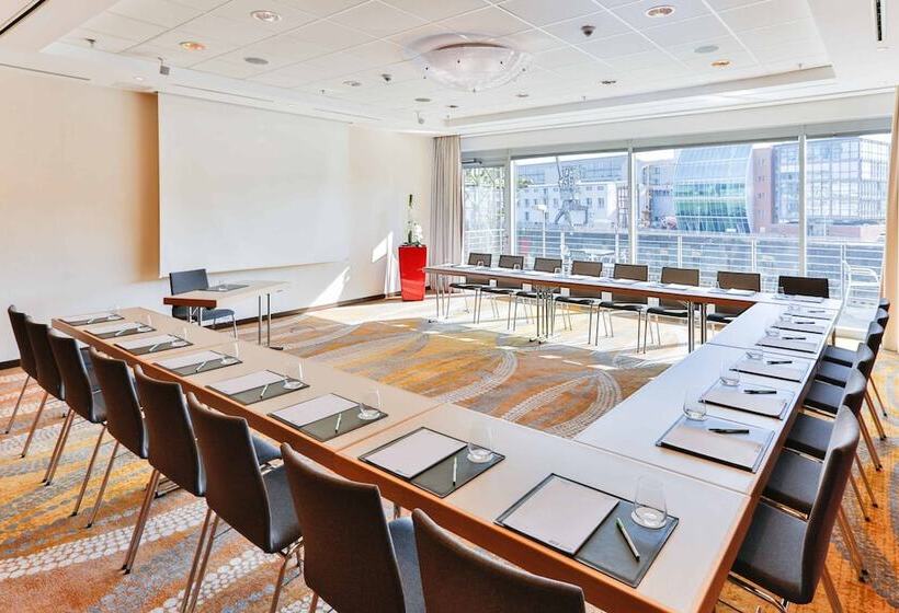ホテル Courtyard By Marriott Duesseldorf Hafen
