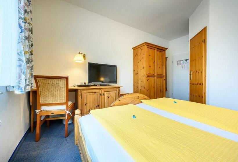 فندق Goldener Hirsch