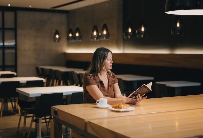 בית מלון כפרי Le Dauphin Montreal Centreville