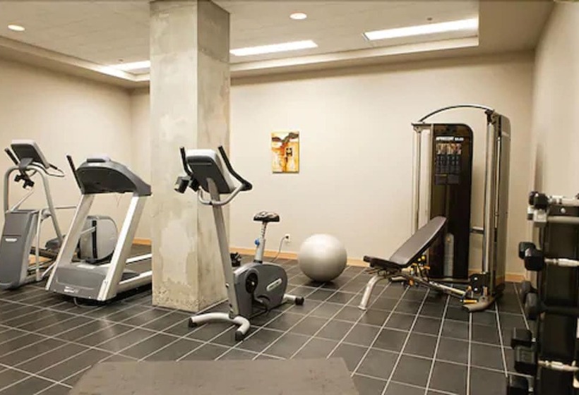 בית מלון כפרי Le Dauphin Montreal Centreville