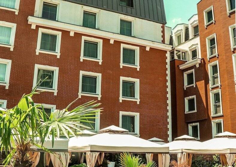 Ramada Hotel & Suites By Wyndham Bucharest North