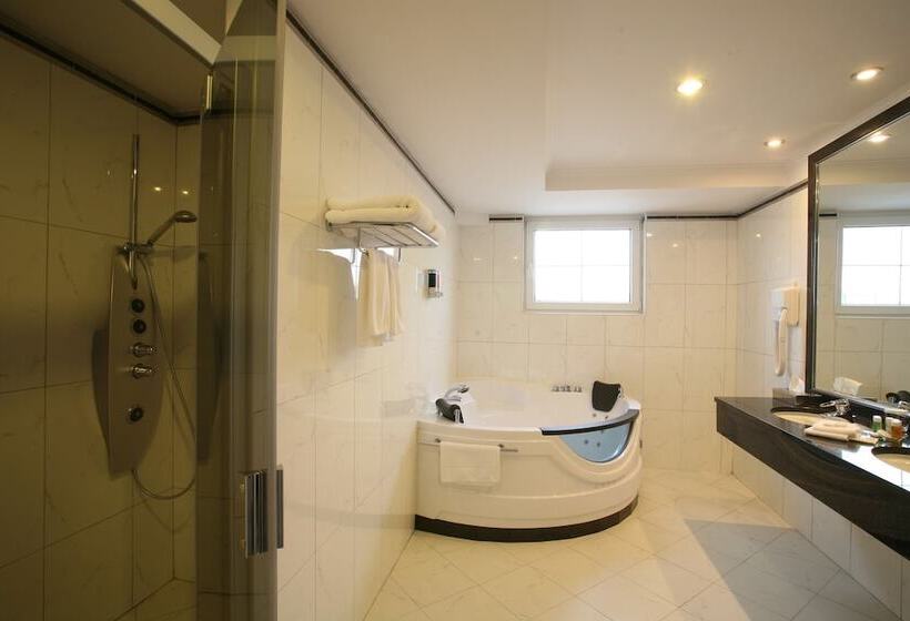 Ramada Hotel & Suites By Wyndham Bucharest North