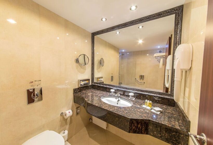 Ramada Hotel & Suites By Wyndham Bucharest North