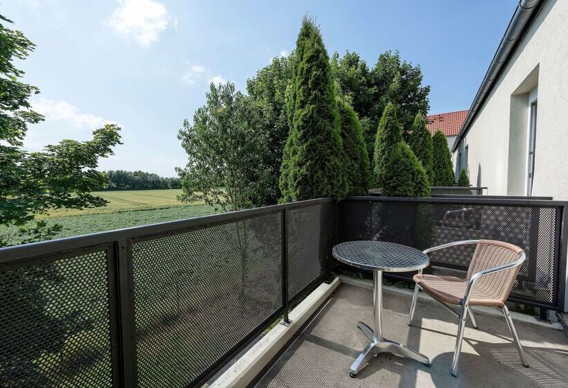 Отель Ramada By Wyndham München Airport