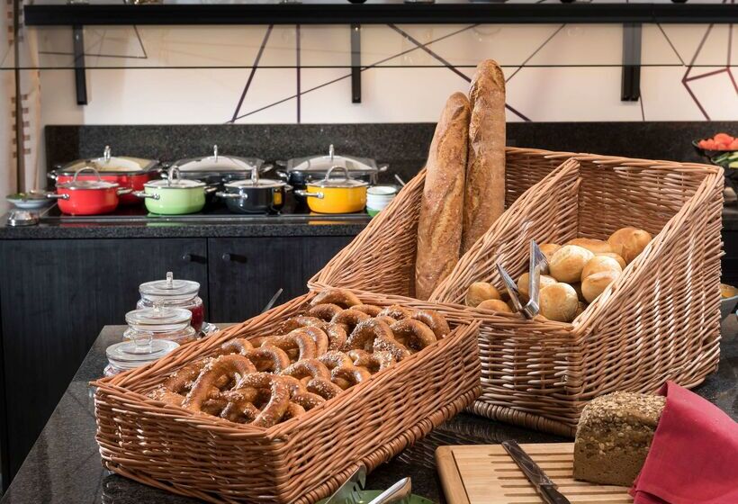 Отель Ramada By Wyndham München Airport