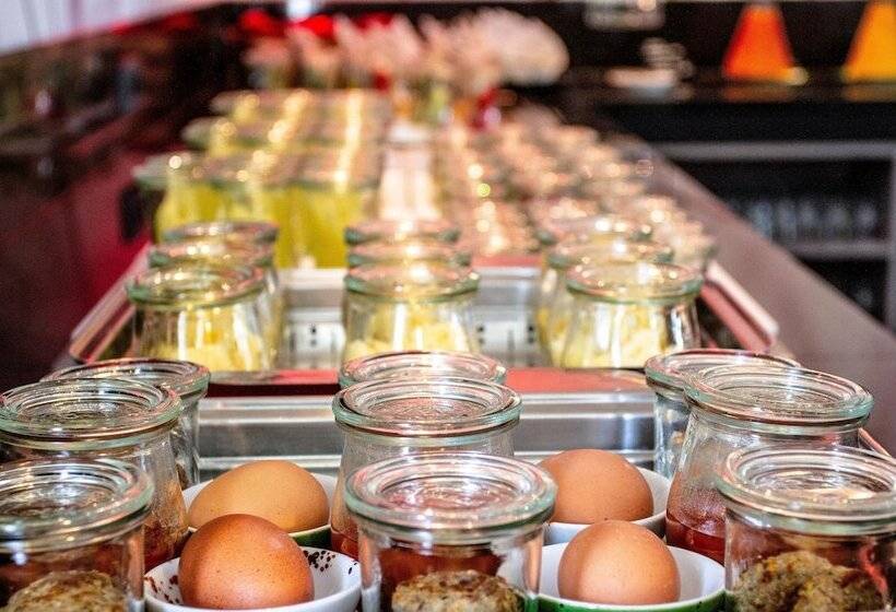 Отель Ramada By Wyndham München Airport