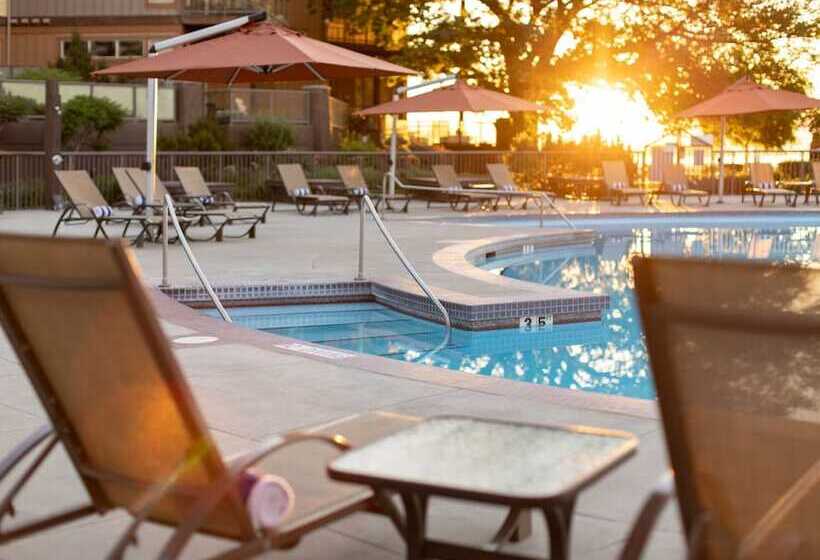 فندق The Cove Lakeside Resort