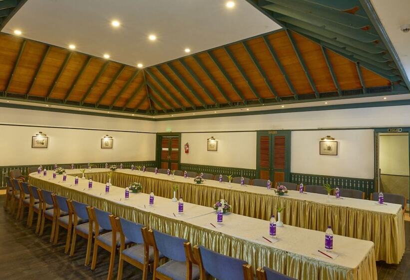 Отель The Raviz Kadavu