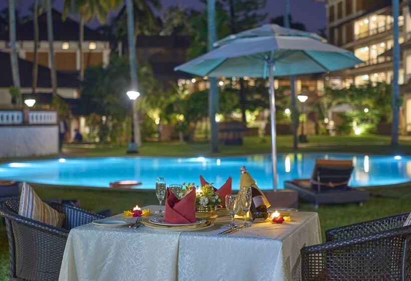 Отель The Raviz Kadavu