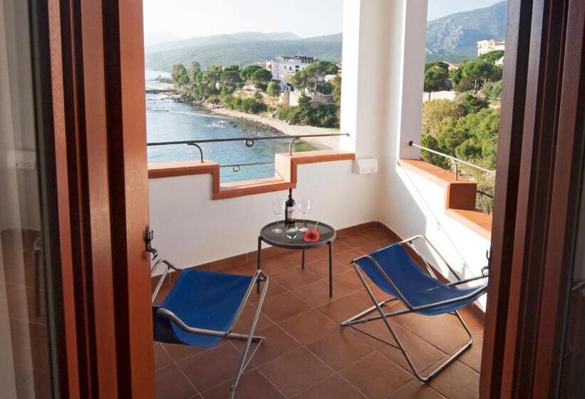 Bue Marino Hotel & Cocktail Bar