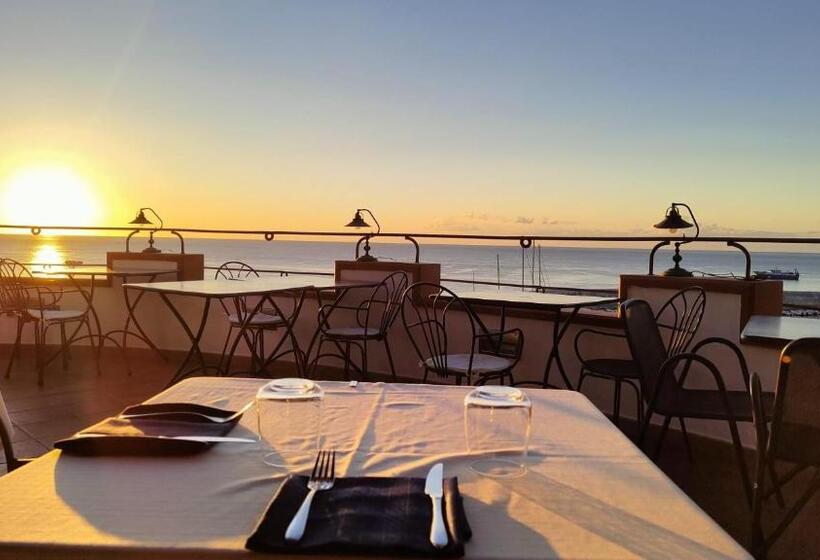 Bue Marino Hotel & Cocktail Bar