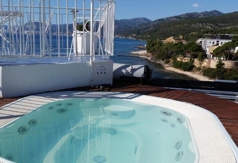 Bue Marino Hotel & Cocktail Bar