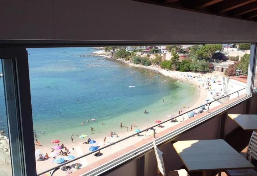 Bue Marino Hotel & Cocktail Bar