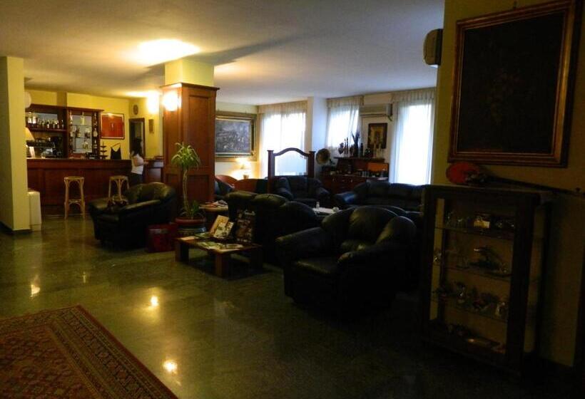 호텔 Ascot Lodging