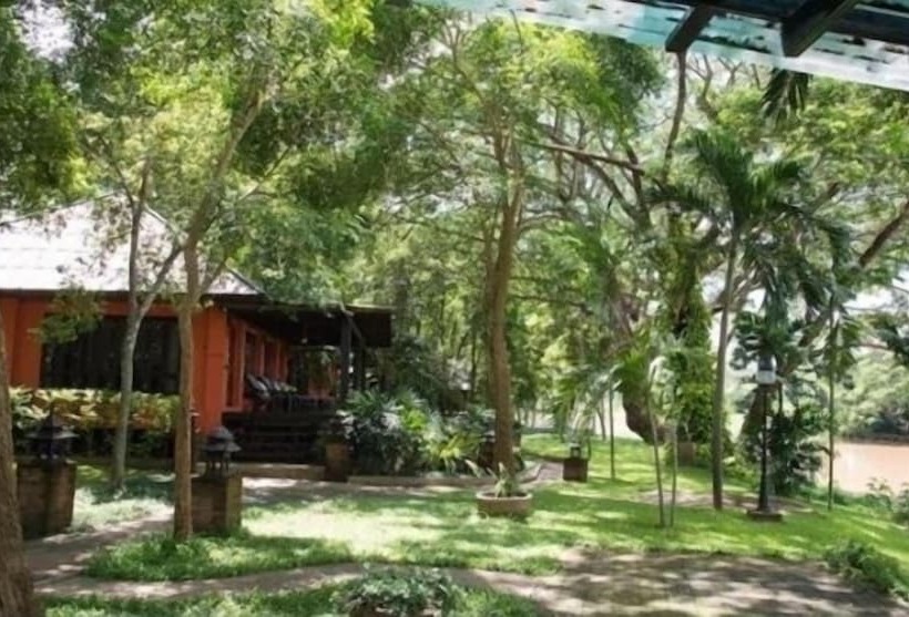 호텔 Baan Nam Ping Riverside Homestay