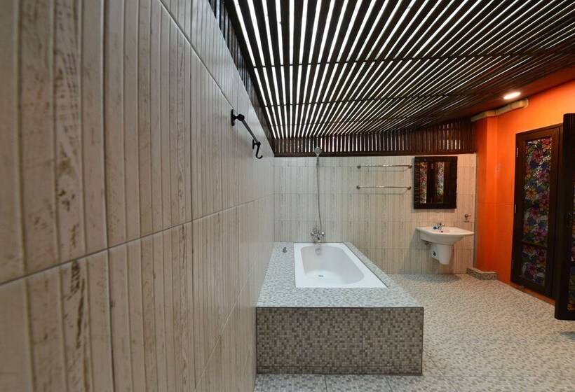 호텔 Baan Nam Ping Riverside Homestay