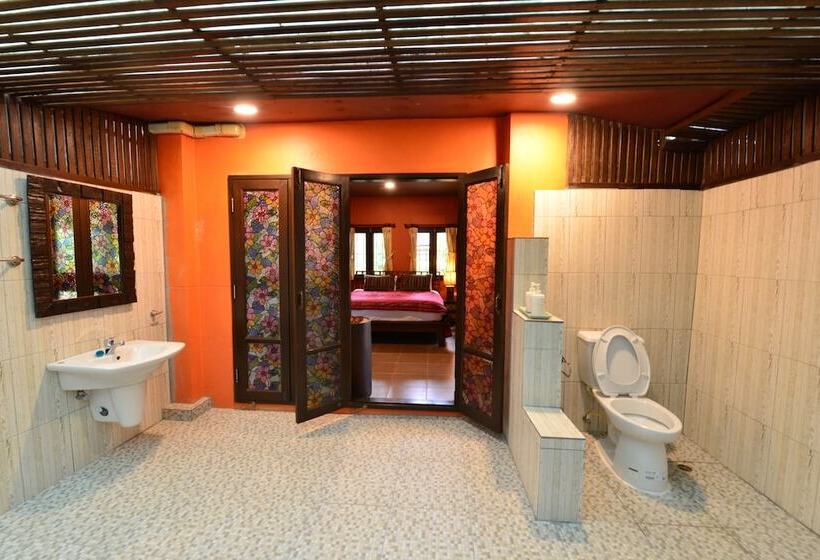 호텔 Baan Nam Ping Riverside Homestay