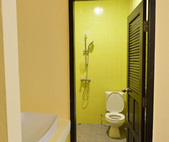 호텔 Baan Nam Ping Riverside Homestay