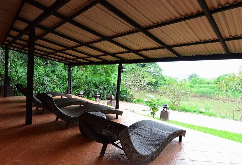 호텔 Baan Nam Ping Riverside Homestay